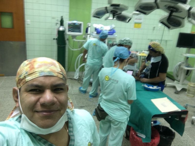 Dr. Rudy Chamuli en la sala de operaciones en Lambayeque