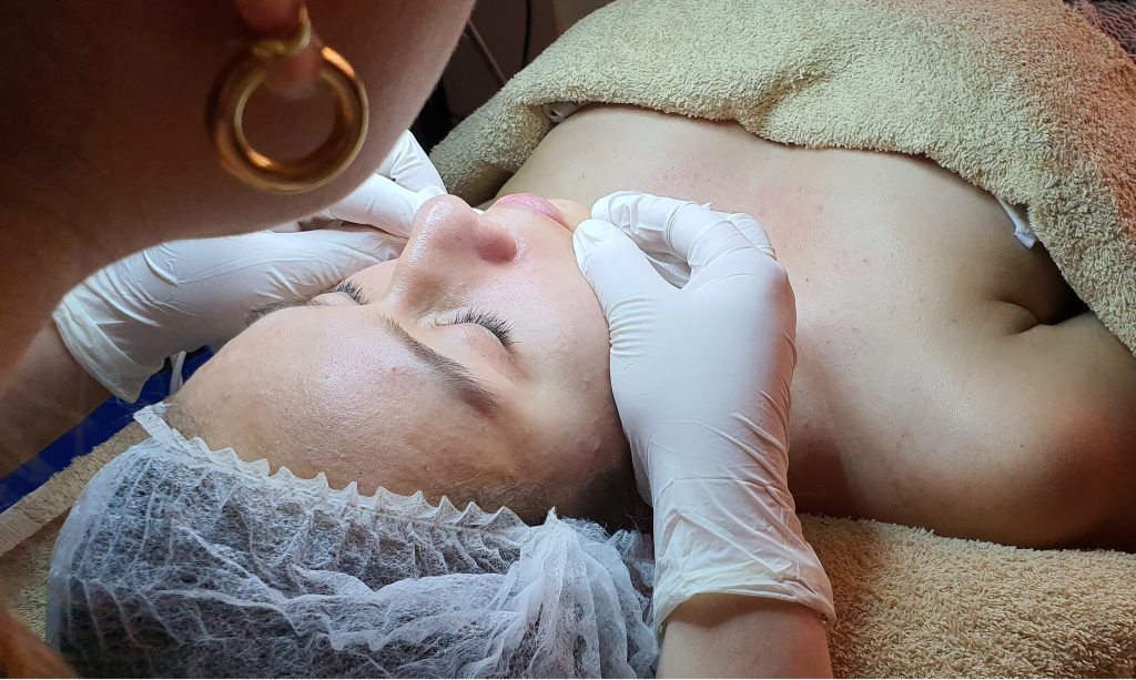 "La limpieza facial profunda elimina impurezas, exfolia y revitaliza la piel. Un tratamiento esencial para una piel radiante y saludable