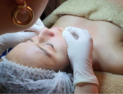 "La limpieza facial profunda elimina impurezas, exfolia y revitaliza la piel. Un tratamiento esencial para una piel radiante y saludable